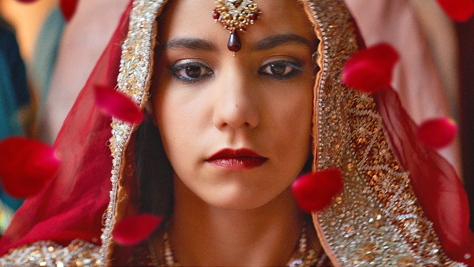 Image du film Noces, de Stefan Strekker. On voit le personnage principal dans un habit traditionnel de mariage.