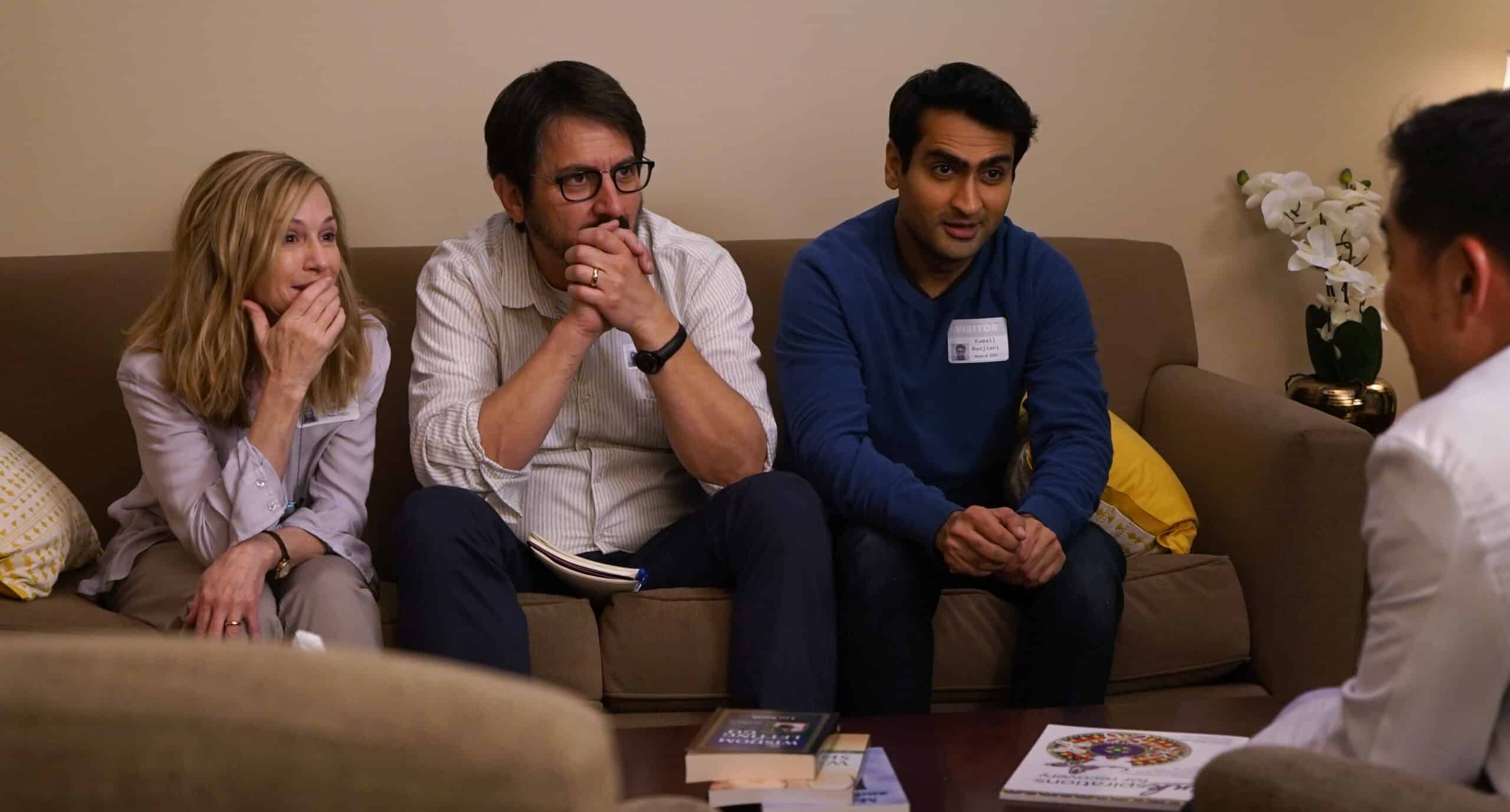 Image du film The big sick, les personnages discutent dans un salon.