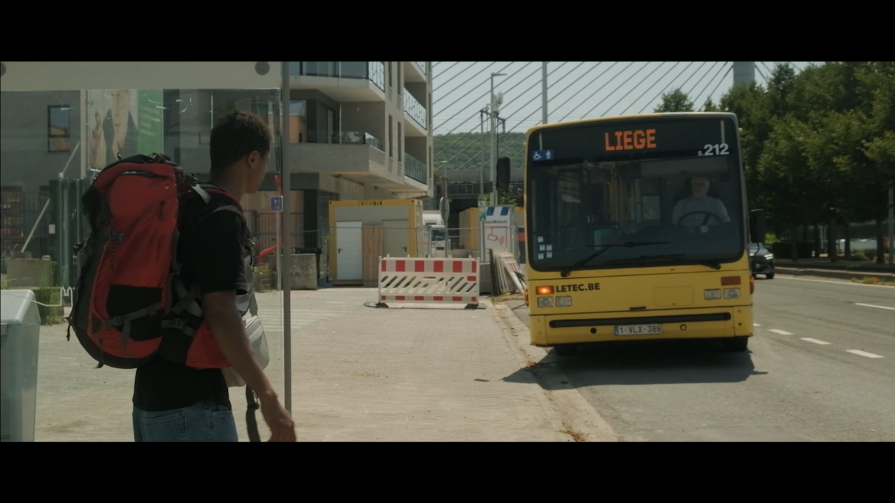Homme noir s'apprêtant à monter dans un bus TEC
