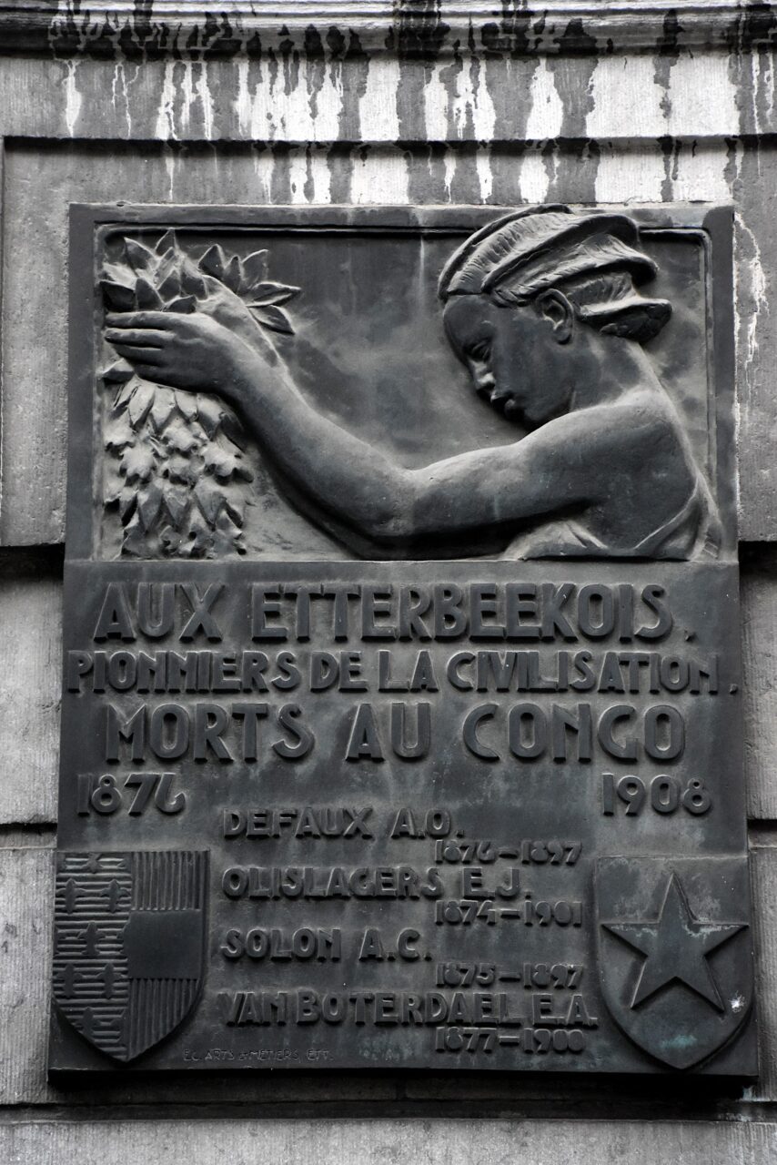 Plaque commémorative  
« Aux Etterbeekois. Pionniers de la 
civilisation. Morts au Congo. » 
École des Arts et Métiers d'Etterbeek 
Crédit photo : © urban.brussels
